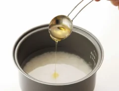 ハチミツと炊飯器の内釜の写真
