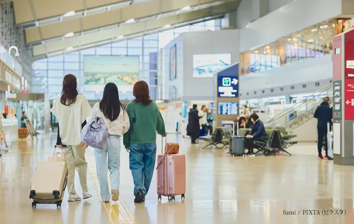 『空港内を歩く女性』の写真