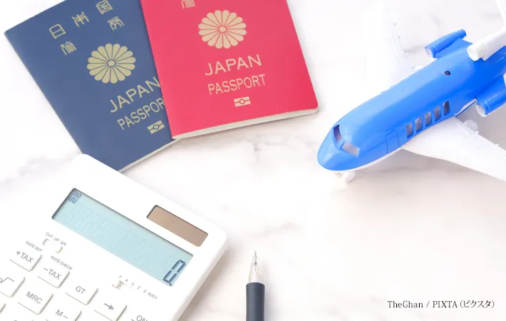 『電卓と飛行機、パスポート』の写真