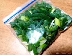 野菜を保存袋にいれた場面
