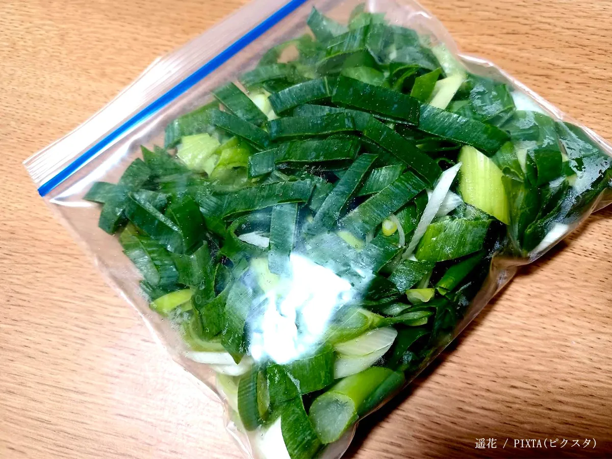 野菜を保存袋にいれた場面