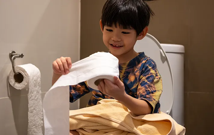 トイレで遊んでいる子供の写真