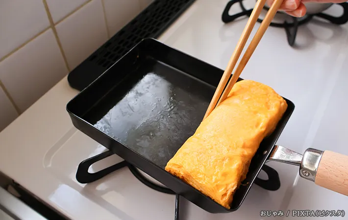 玉子焼きを作る写真