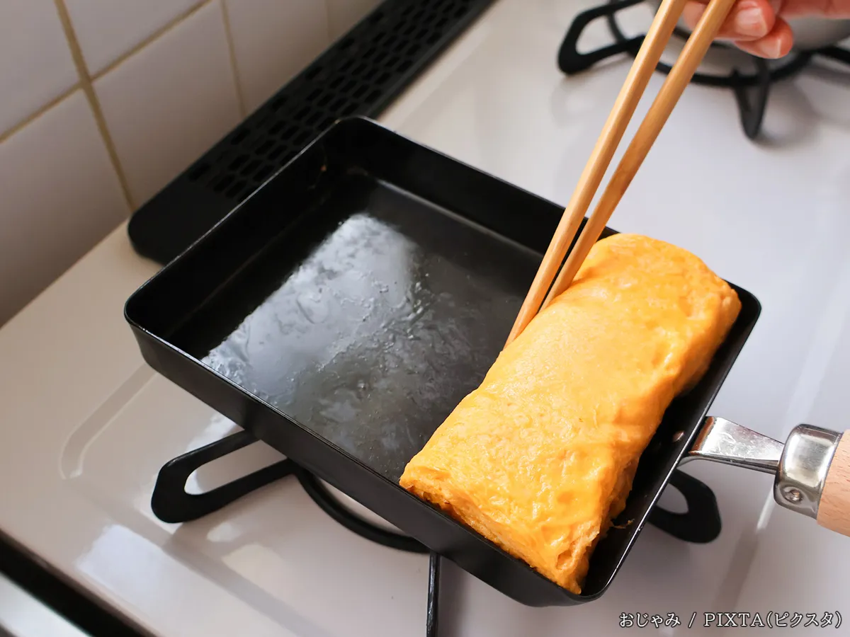 玉子焼きを作る写真