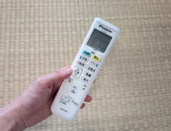 エアコンのリモコン画像(撮影:grapeライフハック編集部)