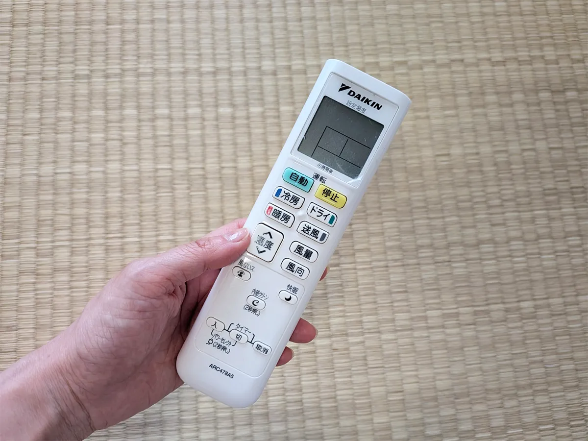 エアコンのリモコン画像(撮影:grapeライフハック編集部)