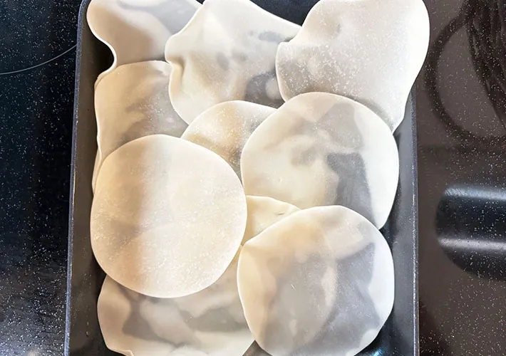 餃子の皮を敷き詰めた画像（撮影:エニママ）