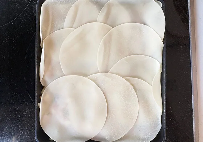 餡の上に餃子の皮を敷き詰めた画像（撮影:エニママ）