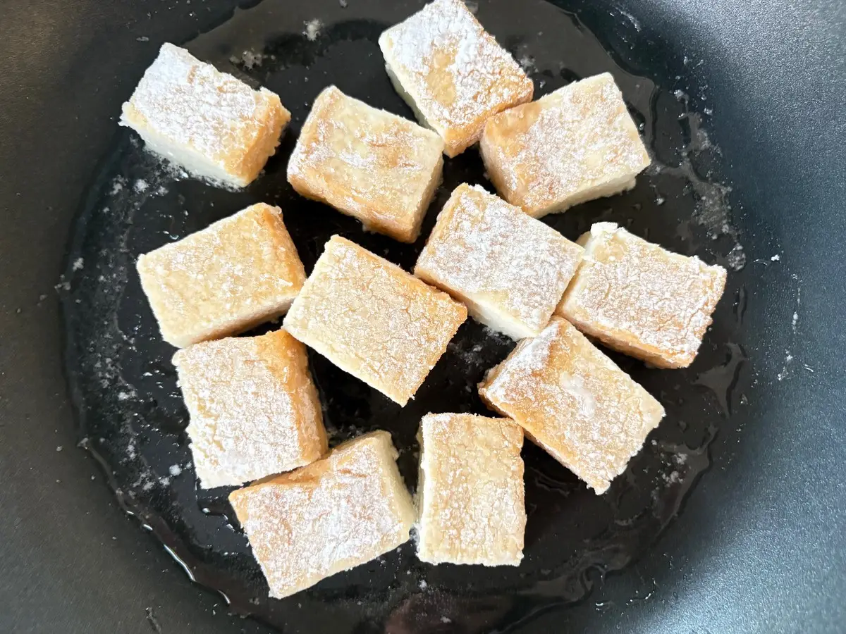 厚揚げを焼く画像（撮影：エニママ）