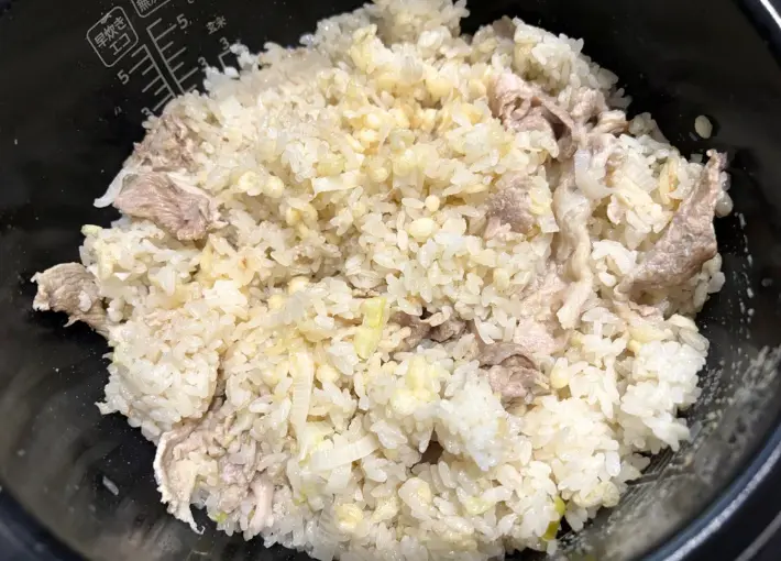 天かすを加えて混ぜた画像（撮影：エニママ）