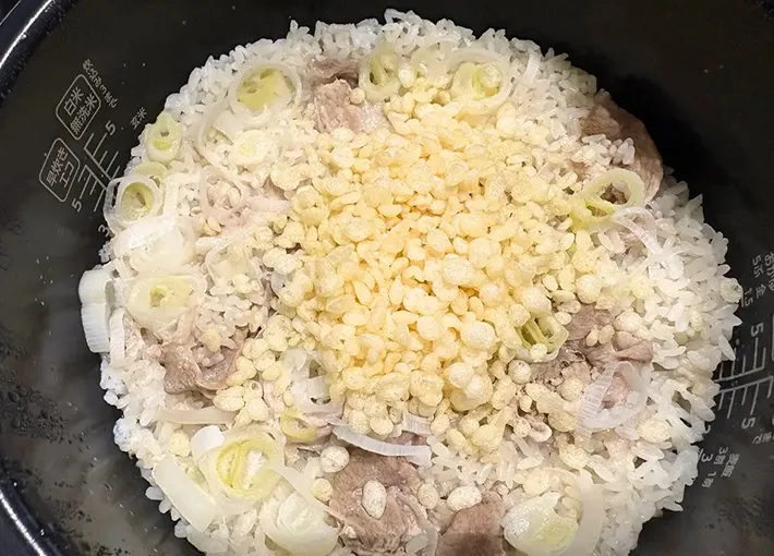 天かすを加えた画像（撮影：エニママ）