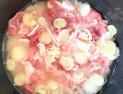『天かす入り炊き込みご飯』を作る画像（撮影：エニママ）