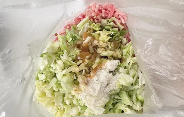 ポリ袋に材料を入れた画像（撮影：エニママ）