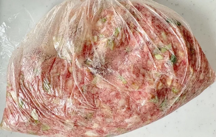 ポリ袋に入れた材料をよく揉んだ画像（撮影：エニママ）