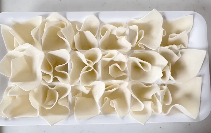 シュウマイの皮を並べた画像（撮影：エニママ）