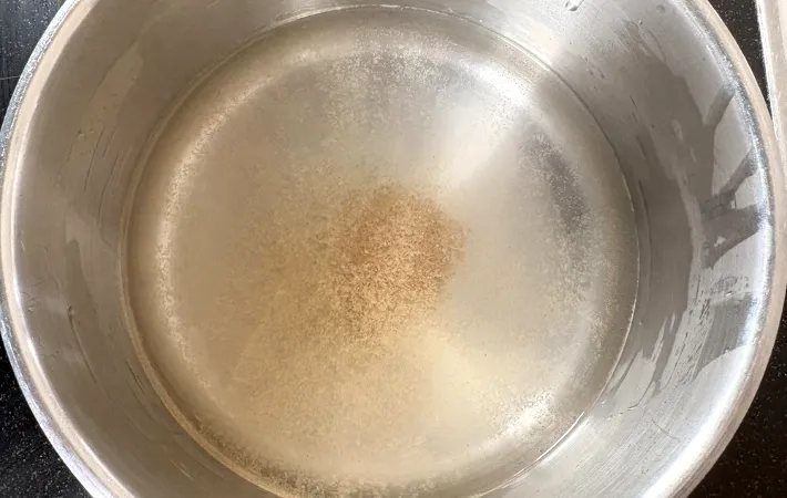 鍋に水と和風だしの素を入れた画像（撮影：エニママ）