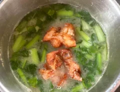 『から揚げ入り味噌汁』を作る画像（撮影：エニママ）