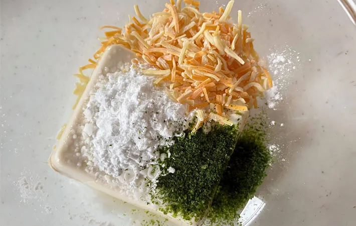 材料をボウルに入れた画像（撮影:エニママ）