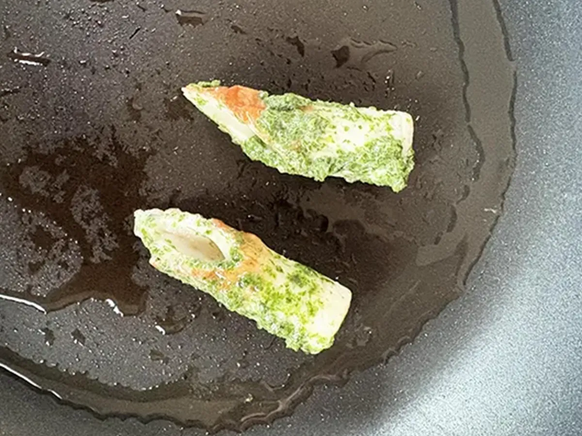 磯辺焼きを作る場面