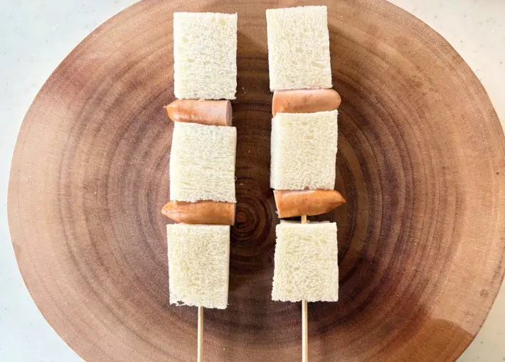 竹串に食パンとウインナーを刺した画像（撮影：エニママ）