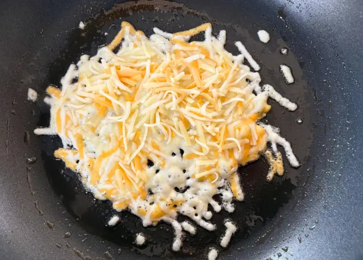 チーズをフライパンにいれた画像（撮影：エニママ）