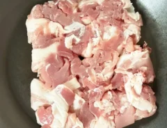 豚肉をフライパンに投入した画像（撮影：エニママ）