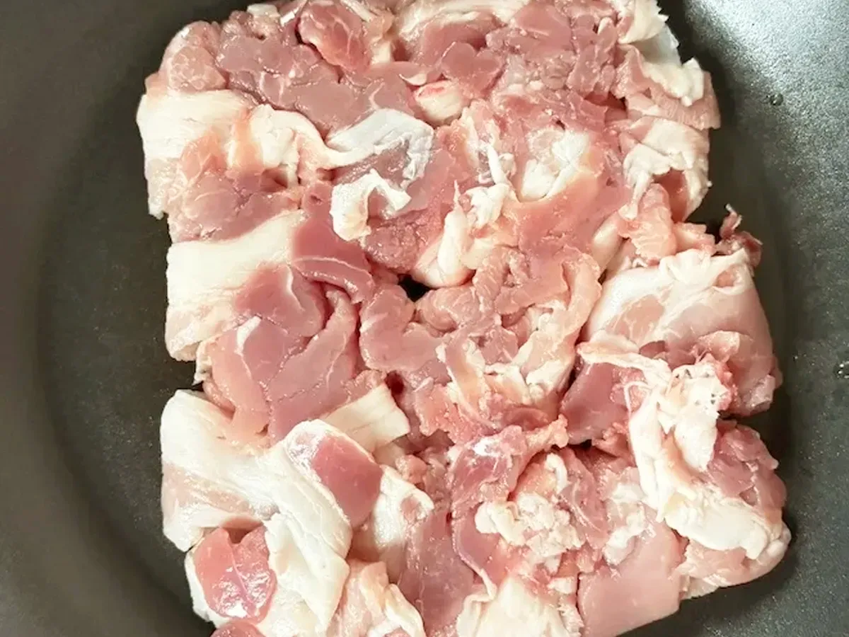 豚肉をフライパンに投入した画像(撮影:エニママ)