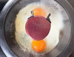 蒸し焼きにしている画像（撮影:エニママ）
