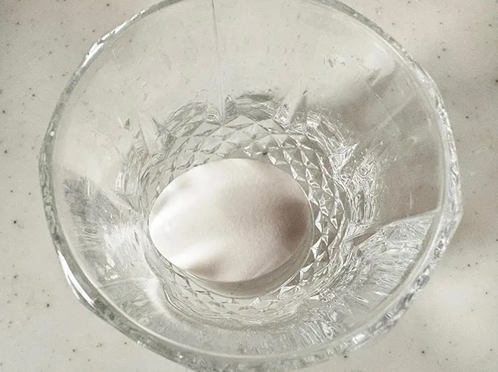 コップにゆで卵と少量の水を入れた画像（撮影：エニママ）