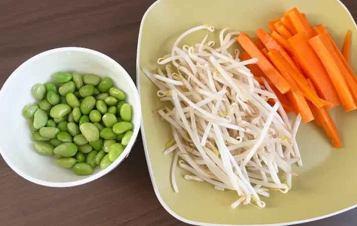 剥いた枝豆ともやしと切ったにんじんの画像（撮影：エニママ）
