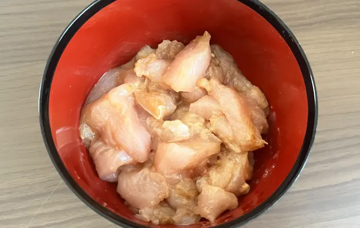 鶏むね肉を切り、醤油と片栗粉をもみ込んだ画像（撮影：エニママ）