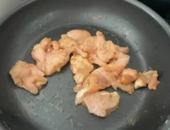 フライパンにごま油を引き、鶏むね肉を炒めている画像（撮影：エニママ）