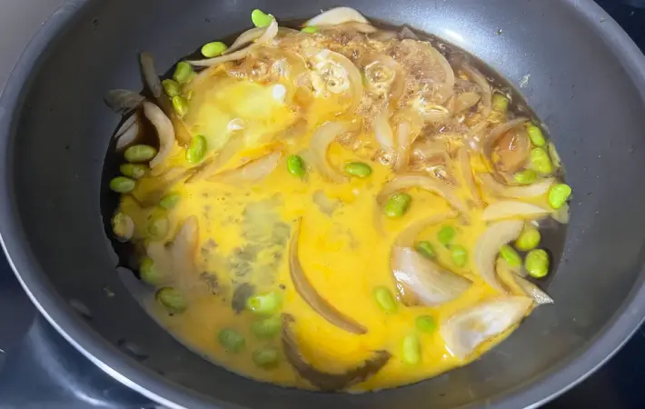 フライパンに卵を追加した画像（撮影：エニママ）