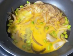 フライパンに卵を追加した画像（撮影：エニママ）