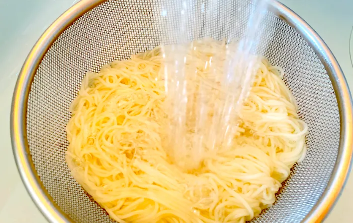 そうめんを流水で流している画像（撮影：エニママ）