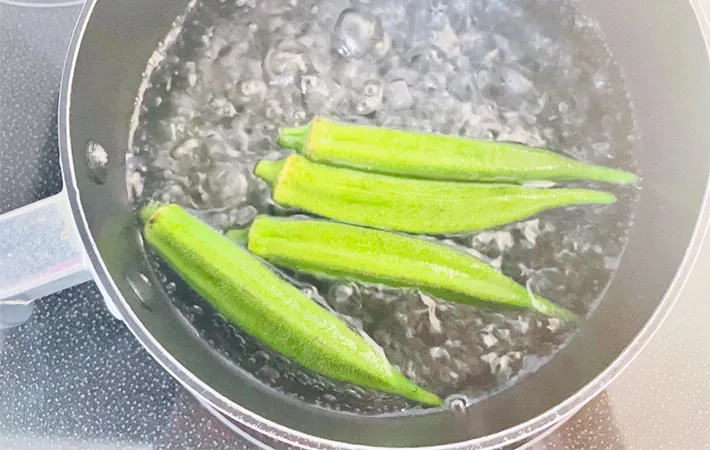 オクラをゆでている画像（撮影：エニママ）