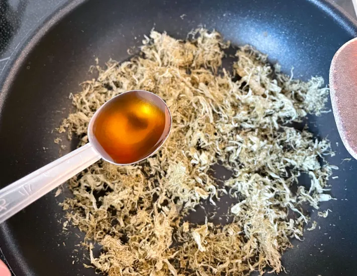 とろろ昆布にごま油を加える画像（撮影：エニママ）