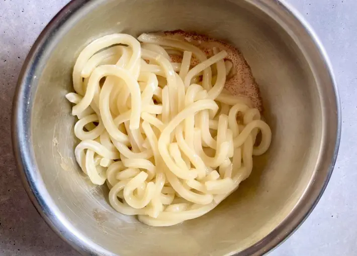 ボウルにうどんを加えた画像（撮影：エニママ）