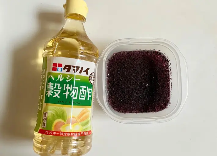 調味液に酢を加える（撮影：エニママ）