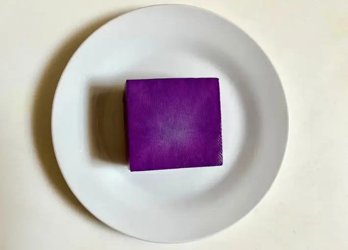 豆腐を器に盛る（撮影：エニママ）