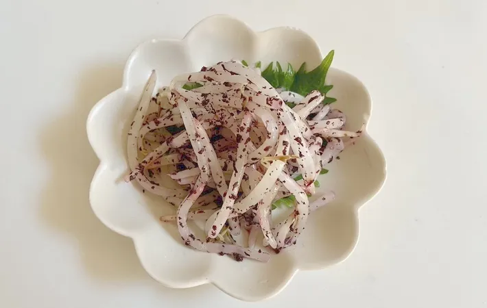 器に盛りつけた『ゆかりとモヤシの和え物』の画像（撮影：エニママ）