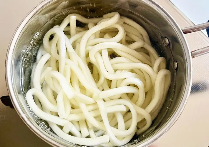うどんをゆでる画像（撮影:エニママ）