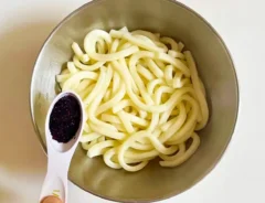 うどんにゆかりをかける場面
