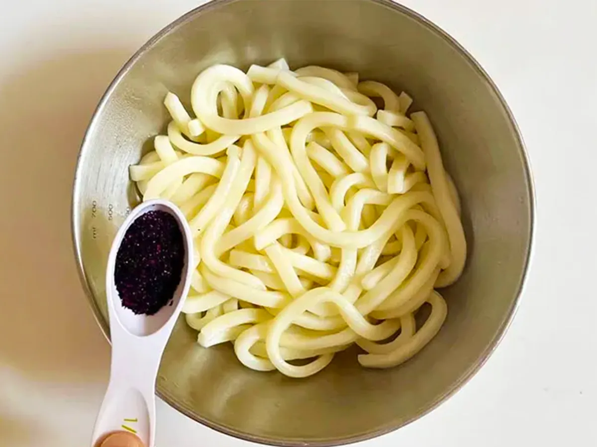うどんにゆかりをかける場面