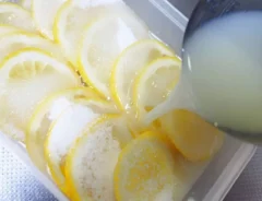 レモンにグラニュー糖とカルピスの原液をかける場面