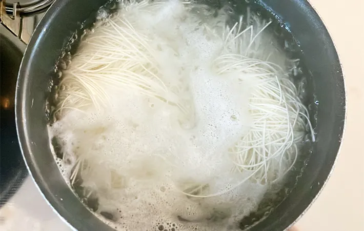そうめんをゆでている画像（撮影：エニママ）