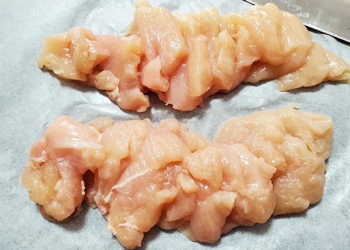 そぎ切りにした鶏むね肉の画像（撮影：エニママ）