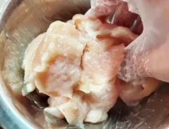 肉を下準備する場面