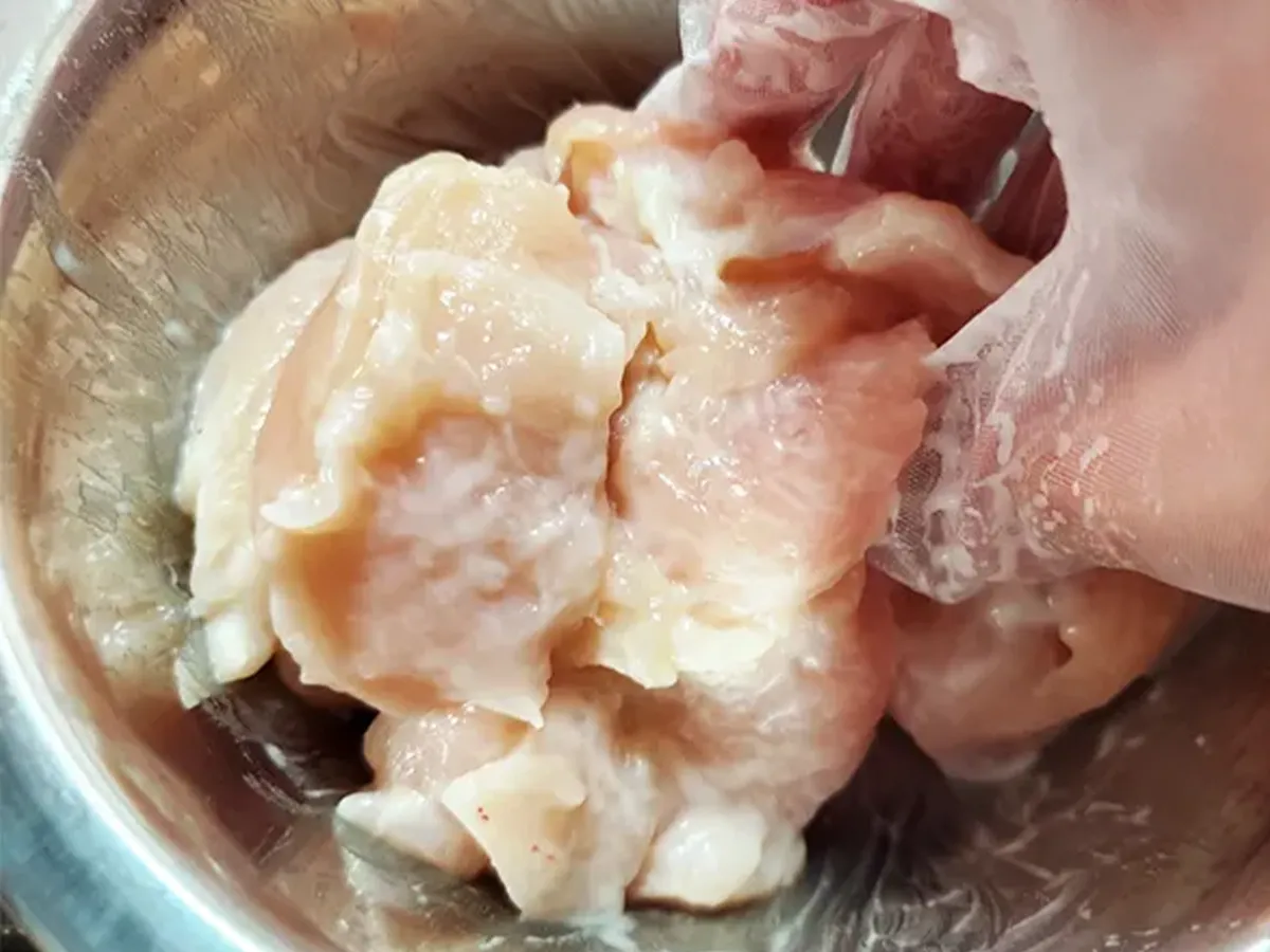 肉を下準備する場面