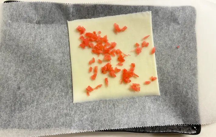 紅しょうがを乗せたチーズの画像（撮影：エニママ）